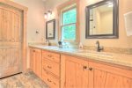 Guest Bath en Suite on Main Level